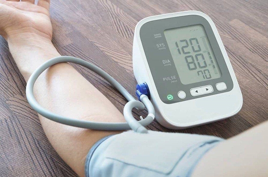 تأکید بر همراه داشتن دستگاه فشار خون و داروهای مصرفی در سفر 